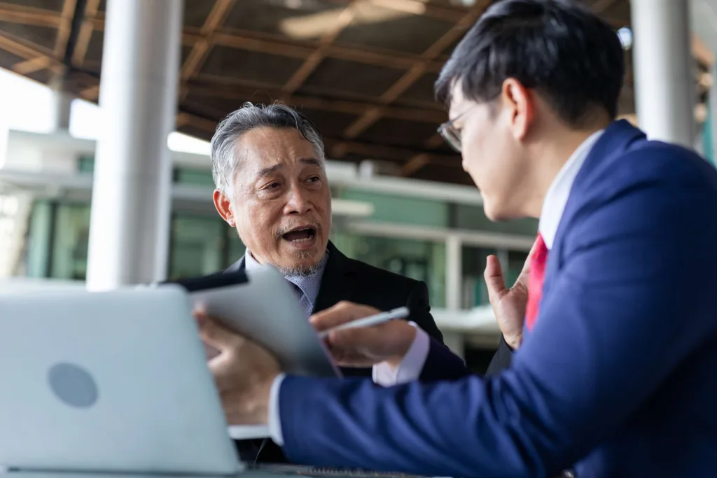 Asian wealth manager is discussing with a client_Avantrade RM Assist