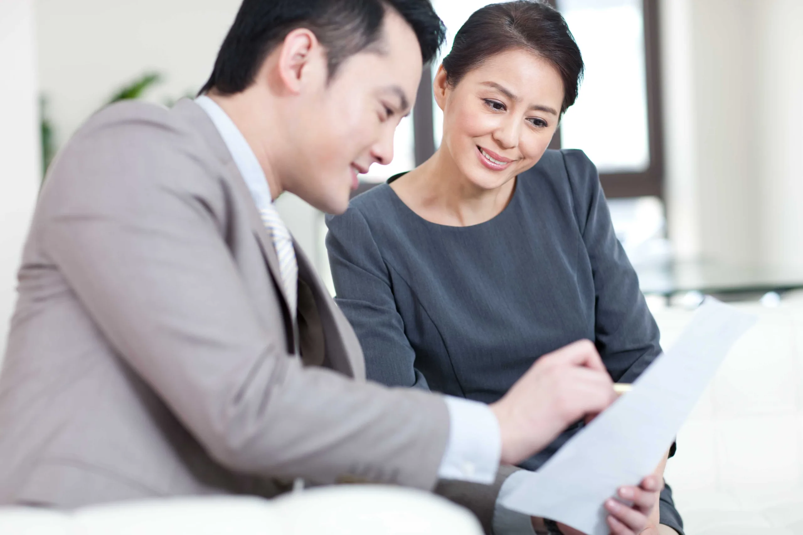 Relationship Manager is discussing client's asset portfolio_Avantrade RM Assist